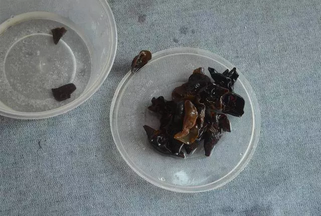 圓形打包盒蓋子上戳幾個洞 放冰箱裡太實用了 看到的人都誇好