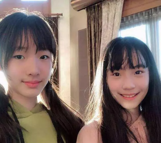 小S闔家跨年,三個女兒整容式長開美炸天,網友:高級臉!