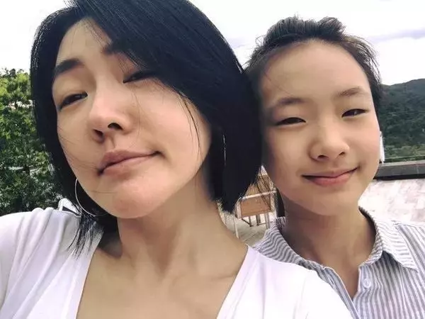 小S闔家跨年,三個女兒整容式長開美炸天,網友:高級臉!