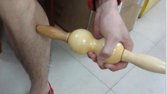 睡前按腿上這裡,相當於吃【通便藥】,醒來排出一堆【黑臭】宿便,方法很簡單