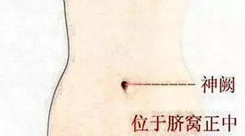睡前按腿上這裡,相當於吃【通便藥】,醒來排出一堆【黑臭】宿便,方法很簡單