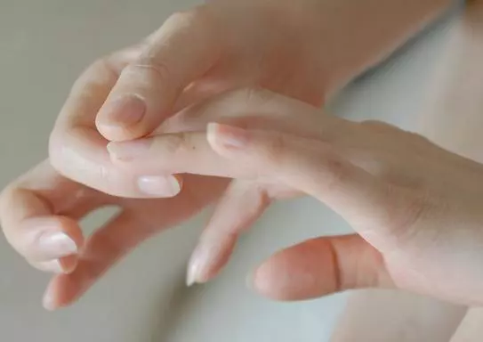 指甲出現這五個狀況不要忽視,可能是大病的預兆