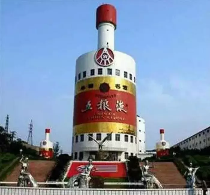 世界最大青花瓷建築建成!占地285畝、斥資400億,外形仿照景德鎮青花瓷,內部更是另有乾坤
