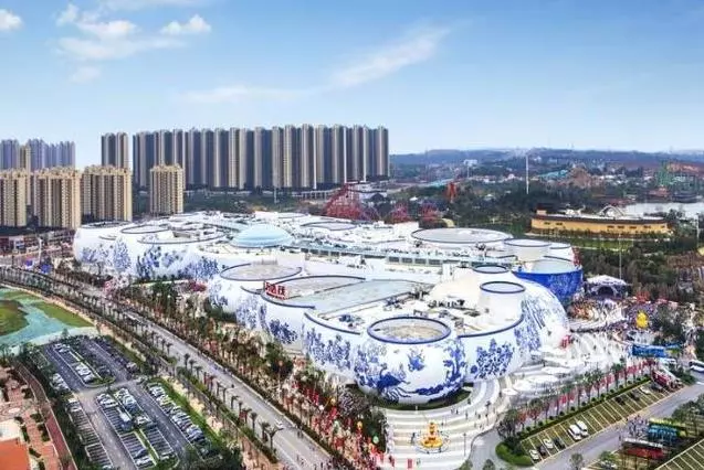 世界最大青花瓷建築建成!占地285畝、斥資400億,外形仿照景德鎮青花瓷,內部更是另有乾坤