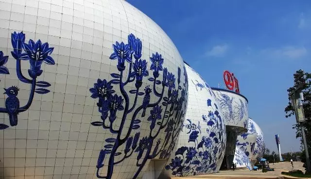世界最大青花瓷建築建成!占地285畝、斥資400億,外形仿照景德鎮青花瓷,內部更是另有乾坤