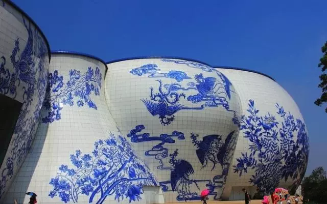 世界最大青花瓷建築建成!占地285畝、斥資400億,外形仿照景德鎮青花瓷,內部更是另有乾坤