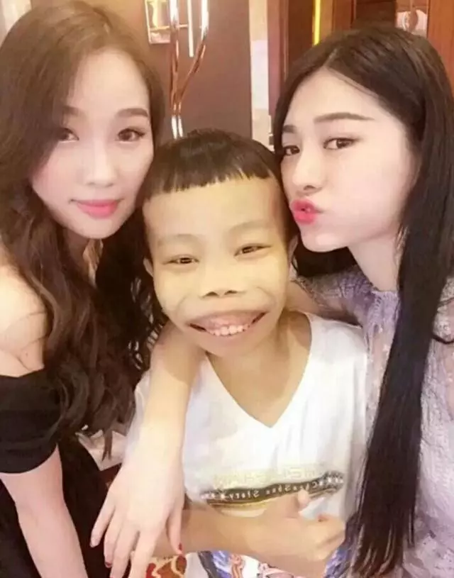 他身高不到一米五 成名時開豪車抱美女 如今生病無人搭理全靠救濟