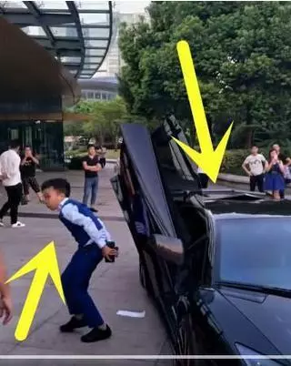 他身高不到一米五 成名時開豪車抱美女 如今生病無人搭理全靠救濟