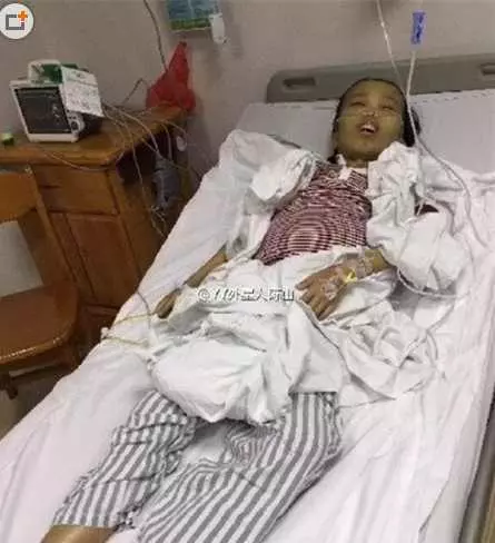 他身高不到一米五 成名時開豪車抱美女 如今生病無人搭理全靠救濟