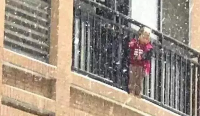 4歲小孩獨自在家無人看管,差點掉下窗戶,被困40分鐘幸得好心人獲救。