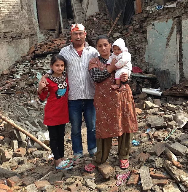 尼泊爾大地震中, 4個月大的嬰兒被困在瓦礫中22小時奇蹟生還,如今他長大了,過著這樣的生活
