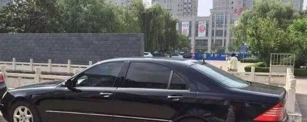 女孩幫助賣菜奶奶,每次都多給零錢,直到奶奶坐上豪車,女孩笑了