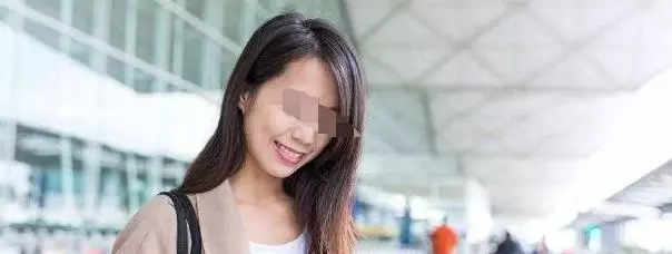 女孩幫助賣菜奶奶,每次都多給零錢,直到奶奶坐上豪車,女孩笑了