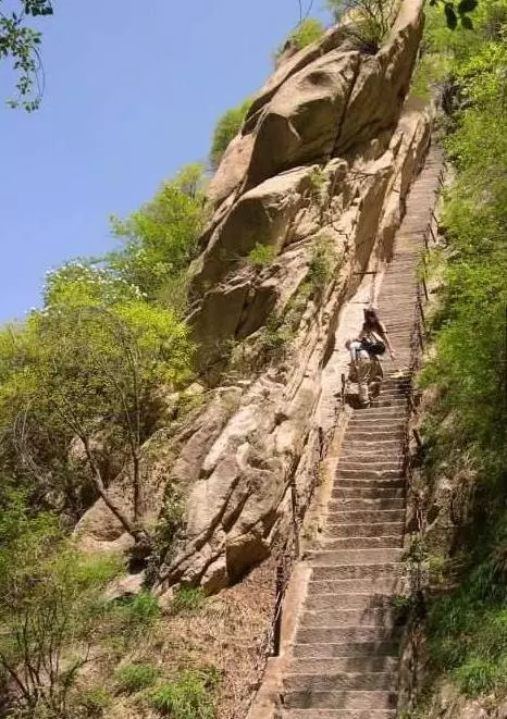 全世界最恐怖棧道:光看圖就腿軟!終點的「神秘茶屋」卻讓成千上萬的人甘願冒險