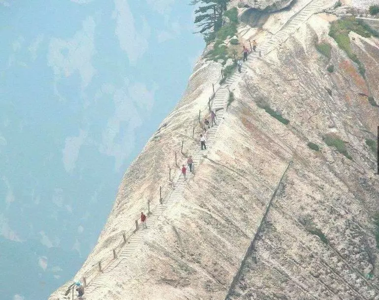 全世界最恐怖棧道:光看圖就腿軟!終點的「神秘茶屋」卻讓成千上萬的人甘願冒險