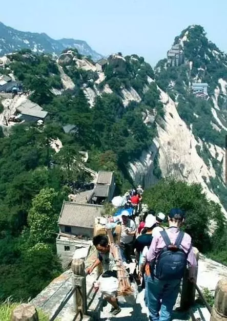全世界最恐怖棧道:光看圖就腿軟!終點的「神秘茶屋」卻讓成千上萬的人甘願冒險
