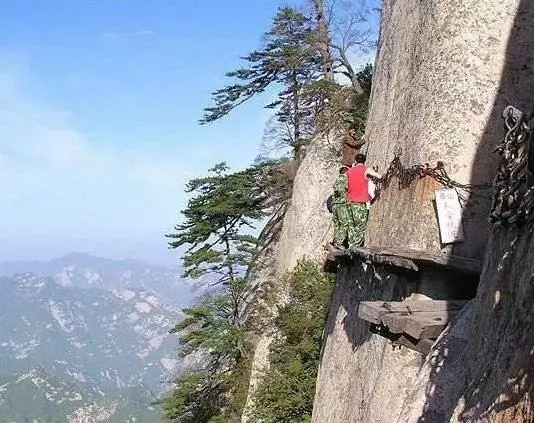全世界最恐怖棧道:光看圖就腿軟!終點的「神秘茶屋」卻讓成千上萬的人甘願冒險