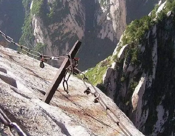 全世界最恐怖棧道:光看圖就腿軟!終點的「神秘茶屋」卻讓成千上萬的人甘願冒險