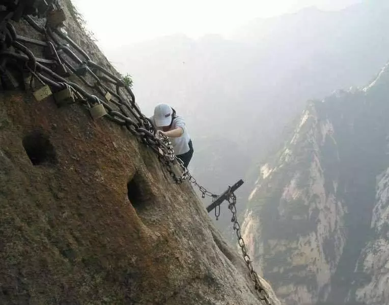 全世界最恐怖棧道:光看圖就腿軟!終點的「神秘茶屋」卻讓成千上萬的人甘願冒險