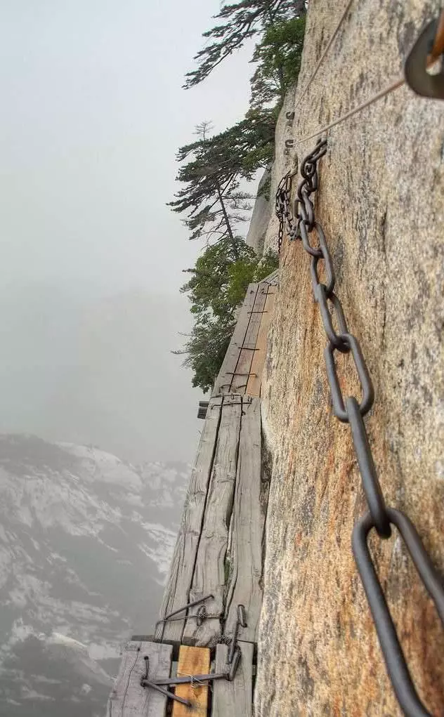 全世界最恐怖棧道:光看圖就腿軟!終點的「神秘茶屋」卻讓成千上萬的人甘願冒險