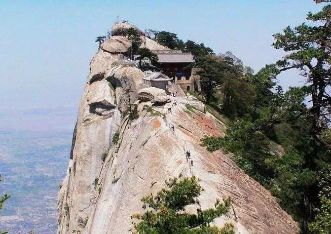 全世界最恐怖棧道:光看圖就腿軟!終點的「神秘茶屋」卻讓成千上萬的人甘願冒險