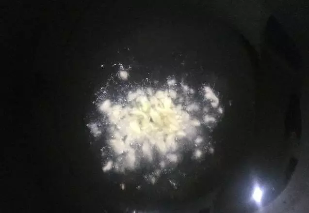 清炒番薯葉,不發黃不發黑,翠綠入味特別好吃,原來飯店大廚都是這麼做的!