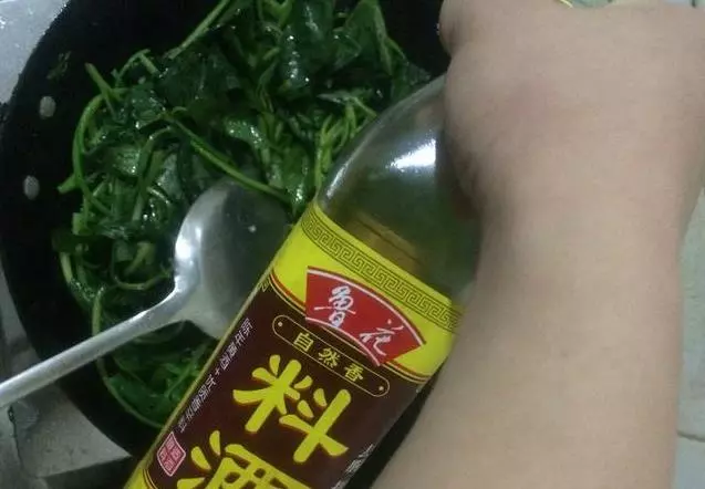 清炒番薯葉,不發黃不發黑,翠綠入味特別好吃,原來飯店大廚都是這麼做的!