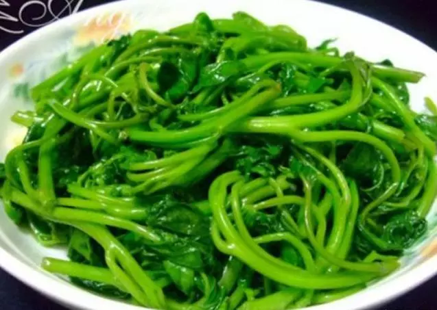 清炒番薯葉,不發黃不發黑,翠綠入味特別好吃,原來飯店大廚都是這麼做的!
