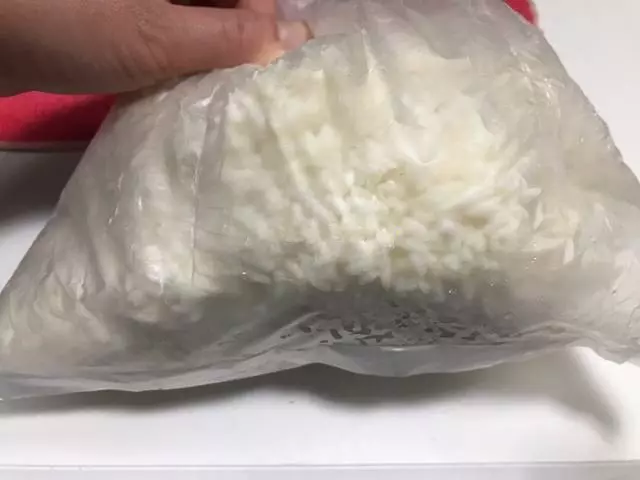 隔夜飯重生妙招,只需一個塑膠袋,粒粒分明,口感和新蒸的一樣。