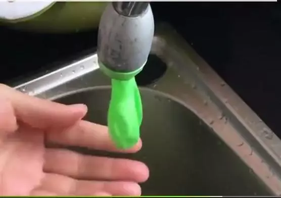 把氣球套在水龍頭上,老婆從此愛上了洗碗,直誇我真聰明!看到的人也都跟著這麼做!