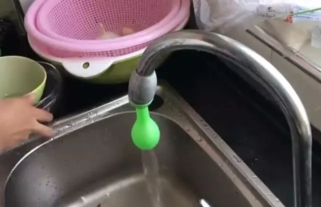 把氣球套在水龍頭上,老婆從此愛上了洗碗,直誇我真聰明!看到的人也都跟著這麼做!