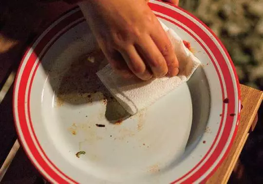 把氣球套在水龍頭上,老婆從此愛上了洗碗,直誇我真聰明!看到的人也都跟著這麼做!