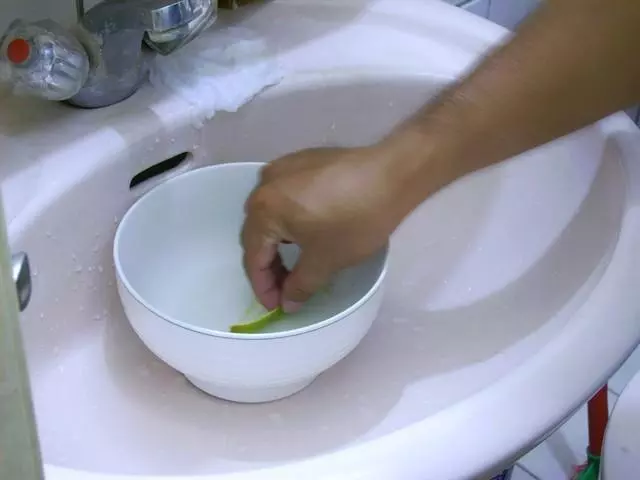 把氣球套在水龍頭上,老婆從此愛上了洗碗,直誇我真聰明!看到的人也都跟著這麼做!