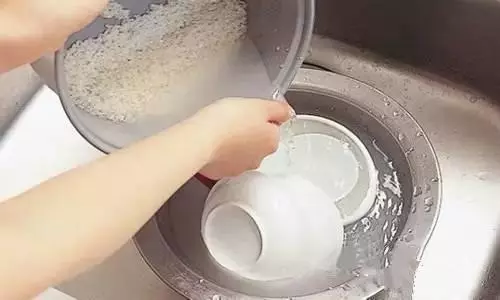 把氣球套在水龍頭上,老婆從此愛上了洗碗,直誇我真聰明!看到的人也都跟著這麼做!