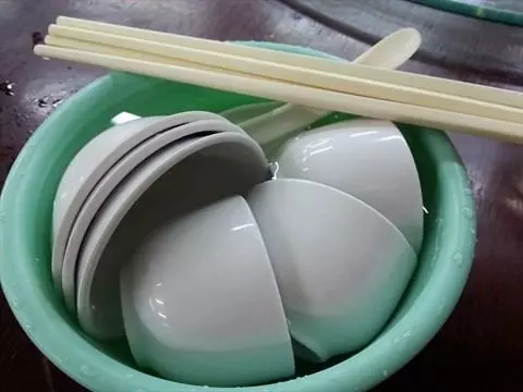 把氣球套在水龍頭上,老婆從此愛上了洗碗,直誇我真聰明!看到的人也都跟著這麼做!