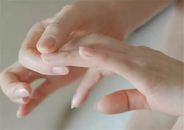 指甲出現這「5種狀況」千萬不要忽視,很可能是身體大病的前兆!