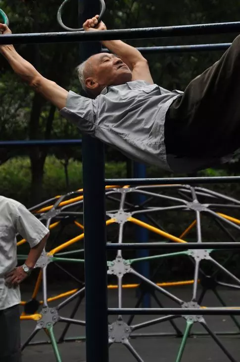 後背痛行走困難,坐著不舒服?教你趴臥一式,減緩坐骨神經痛,讓筋骨軟回來!