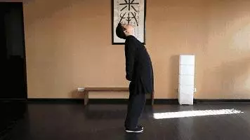 【真人示範】學會3招「伸筋拔骨」操 ,幫你伸開經絡,心肺健康、緩解背部疼痛、腎更強!