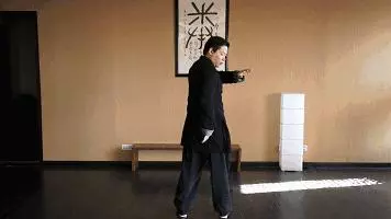 【真人示範】學會3招「伸筋拔骨」操 ,幫你伸開經絡,心肺健康、緩解背部疼痛、腎更強!