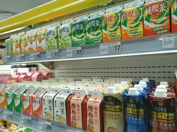 超商飲料排字「濃濃好大發」客人看到笑翻 網加碼曝「另一個架上更A」員工現身喊:這我排的