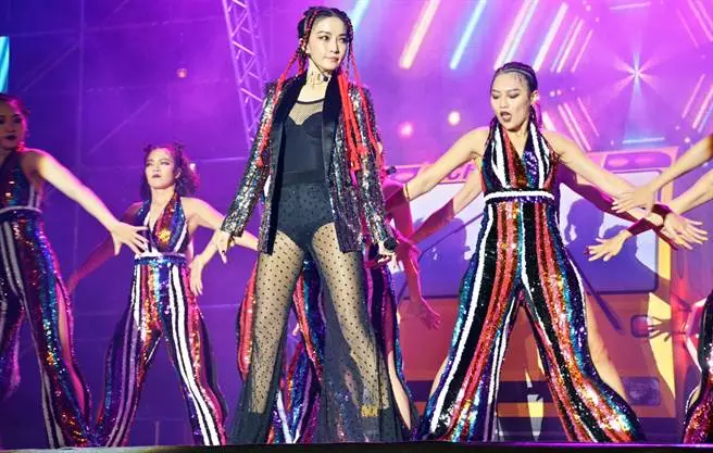 留在台灣還被嫌!謝金燕嗨唱跨年被嗆「早就看膩了」 她事後18字回應「同時宣布考慮退出」
