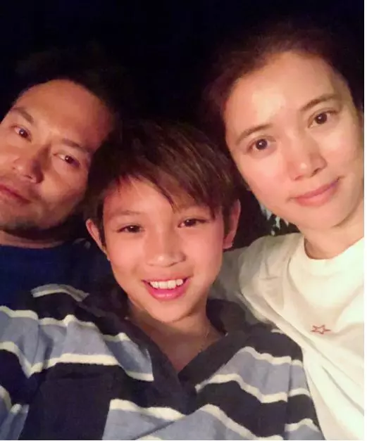 11年不知父母做什麼?校長懷疑孩子家庭不正常,請家長來談話,發現一家子全是明星