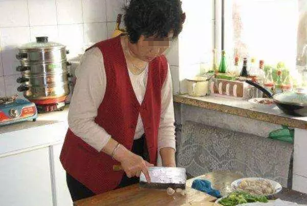 姐姐結婚,瘋弟弟攔著不讓上婚車,強行拉開,瞅見車門,全場蒙住