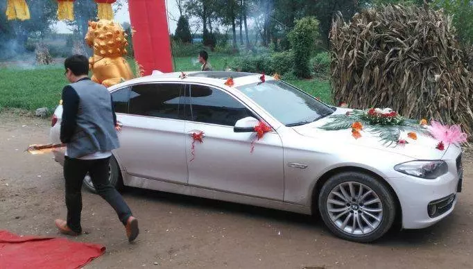 姐姐結婚,瘋弟弟攔著不讓上婚車,強行拉開,瞅見車門,全場蒙住