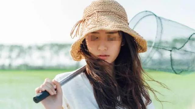 姐姐結婚,瘋弟弟攔著不讓上婚車,強行拉開,瞅見車門,全場蒙住
