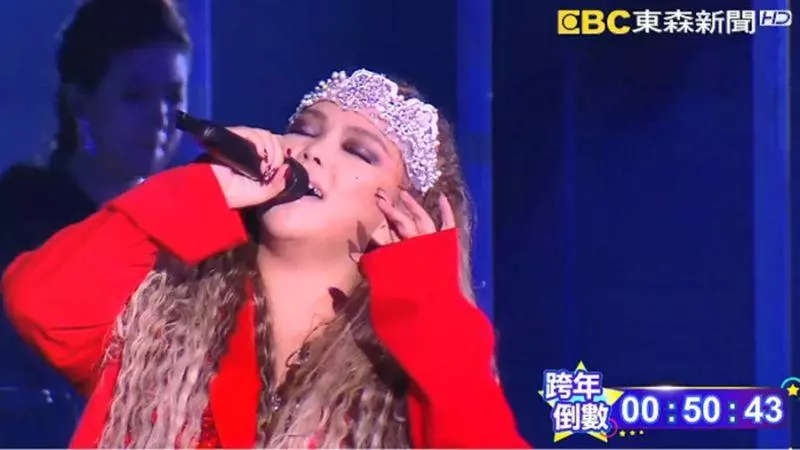 全場跳起來!張惠妹跨年「帶妝淋雨」嗨唱三天三夜 下台忍不住開直播嘆:「我真的盡力了」