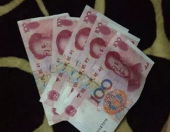六歲兒子每天撿五百,父親覺得有問題,偷偷跟蹤兒子後,癱在地上