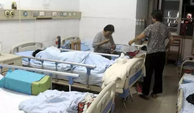 醫院中, 我打了老婆一巴掌, 我是鳳凰男, 但我也有尊嚴