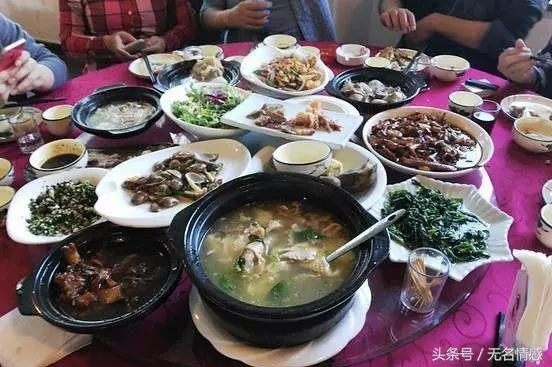 兒子滿月酒,老公前妻送禮物祝賀,半夜聽到異響,我氣的想要離婚