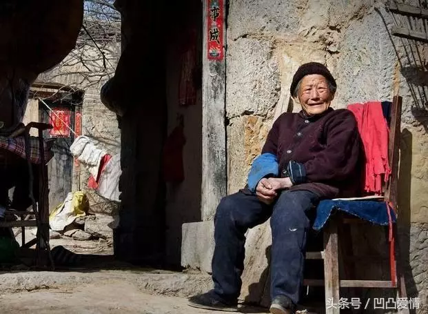 婆婆:誰給我們養老我就把財產留給誰!大姑姐:不稀罕!